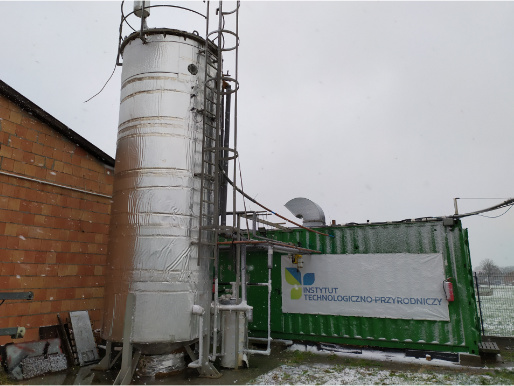Pochmurny dzień. Na zdjęciu widoczna jest biogazownia w gospodarstwie Pana Romana.