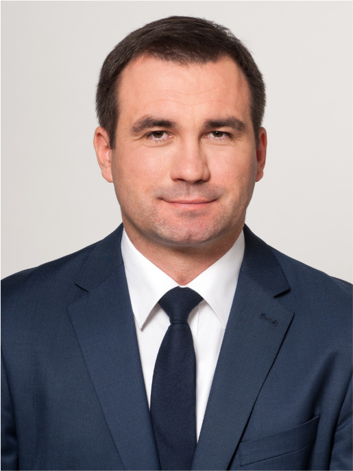 Zdjęcie portretowe Jacka Sommerfelda w garniturze.