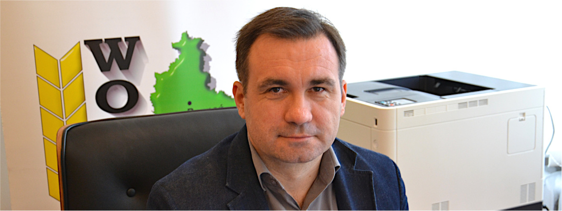 Jacek Sommerfeld został nowym dyrektorem Wielkopolskiego Ośrodka Doradztwa Rolniczego Młody mężczyzna w marynarce - dyrektor Jacek Sommerfeld - siedzi przy biurku w gabinecie.