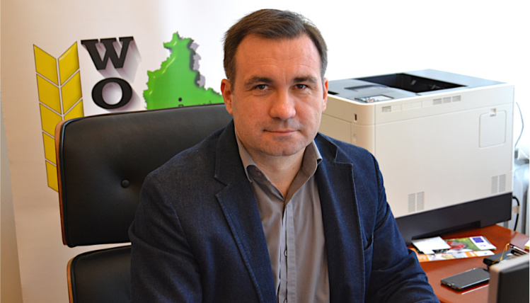 Jacek Sommerfeld został nowym dyrektorem Wielkopolskiego Ośrodka Doradztwa Rolniczego Młody mężczyzna w marynarce - dyrektor Jacek Sommerfeld - siedzi przy biurku w gabinecie.