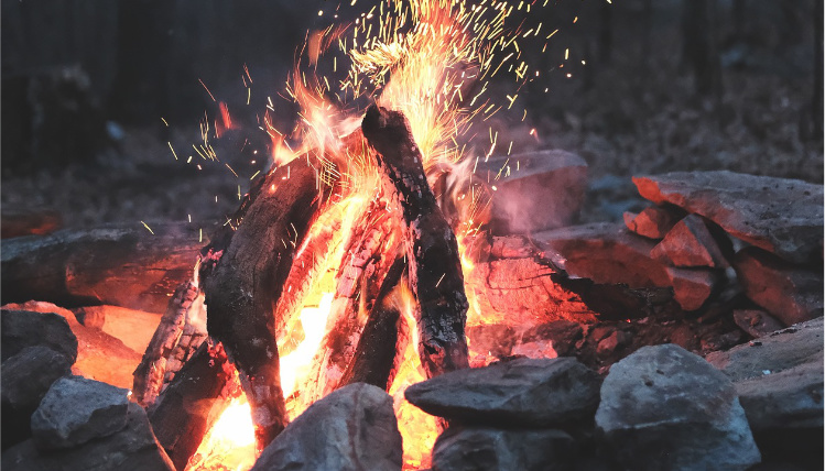 Noc Walpurgii obchodzona jest na przełomie kwietnia i maja (zdjęcie: Pixabay) Zbliżenie na trzaskające ognisko. Otaczają je kamienie.