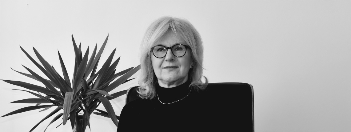 Wiesława Nowak zmarła po ciężkiej chorobie Czarno-białe zdjęcie przedstawiające Wiesławę Nowak siedzącą przy biurku