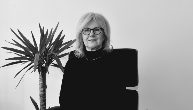 Wiesława Nowak zmarła po ciężkiej chorobie Czarno-białe zdjęcie przedstawiające Wiesławę Nowak siedzącą przy biurku