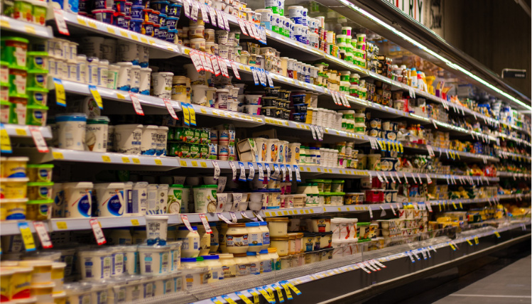 Czytanie etykiet spożywczych powinno być nawykiem każdego konsumenta (zdjęcie: Pixabay) Półka w sklepie z produktami nabiałowymi.