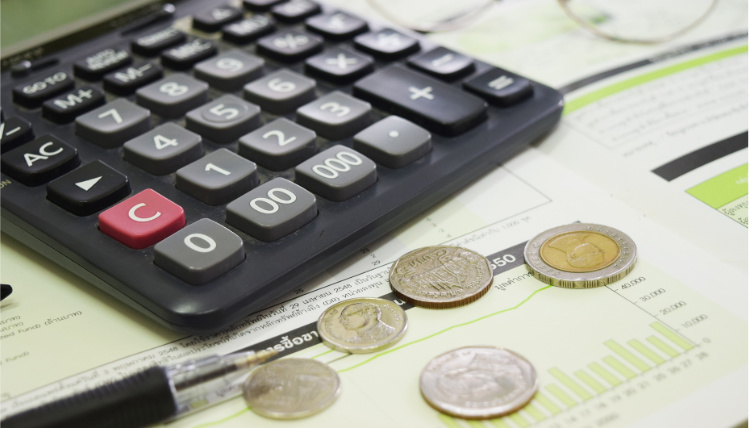 Notowania cen w sierpniu 2023 roku (zdjęcie: Pixabay) Zbliżenie na kalkulator oraz monety leżące na kartkach z wykresami.