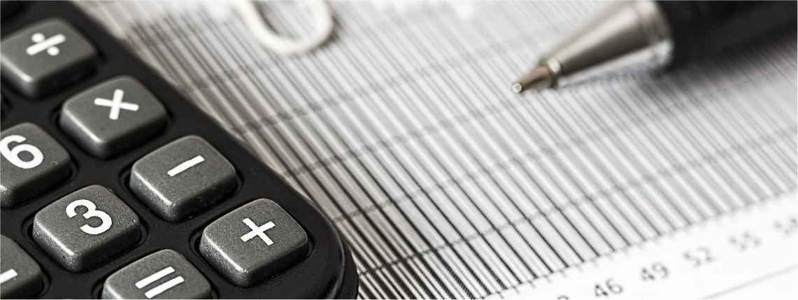 ZUS czy KRUS – co wybrać? (zdjęcie: Pixabay) Zbliżenie na kartkę z arkuszem kalkulacyjnym. Na niej widać fragment długopisu oraz kalkulatora.