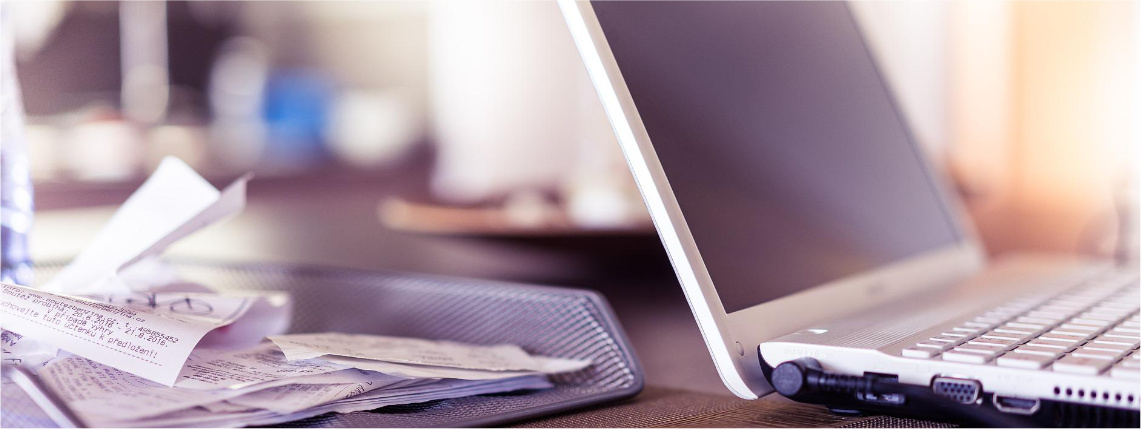 Podstawowy termin składania wniosków o dopłaty mija 31 maja (zdjęcie: Pixabay) Na stole leży laptop. Obok znajduje się szufladka z paragonami.