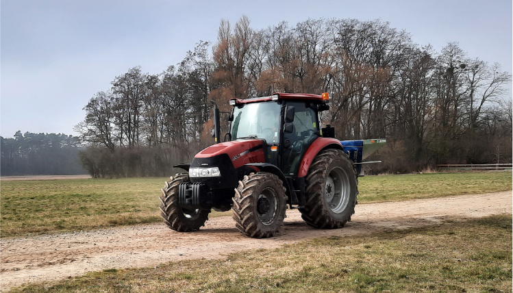 Innowacje w rolnictwie w dużym stopniu dotyczą produkcji roślinnej Po drodze między polami jedzie czerwono-czarny ciągnik.