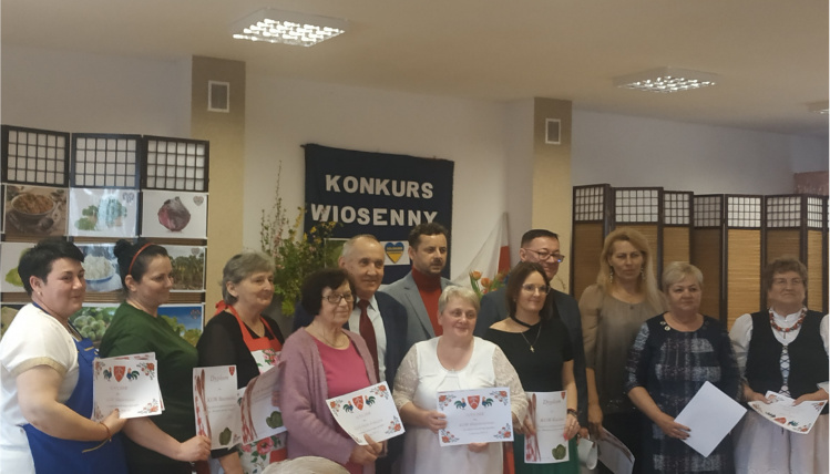 Nagrodzone zostały wszystkie koła gospodyń wiejskich Panie z nagrodzonych kół gospodyń wiejskich pozują do zdjęcia z dyplomami. Wśród nich są mężczyźni, którzy wręczali nagrody.