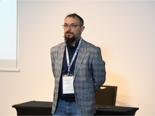 Maciej Zacharczuk, kierownik projektu eDWIN, podsumował trzyletnie prace nad platformą Mężczyzna w średnim wieku, Maciej Zacharczuk, w szarej marynarce stoi z rękoma splecionymi z tyłu.