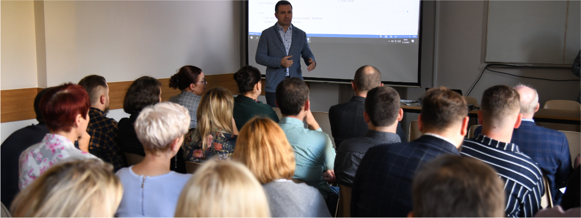 Wnętrze sali wykładowej. Dyrektor Jacek Sommerfeld przemawia na otwarcie konferencji. Przed nim siedzi kilkadziesiąt osób.