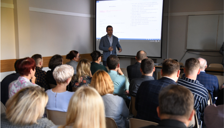 Wnętrze sali wykładowej. Dyrektor Jacek Sommerfeld przemawia na otwarcie konferencji. Przed nim siedzi kilkadziesiąt osób.