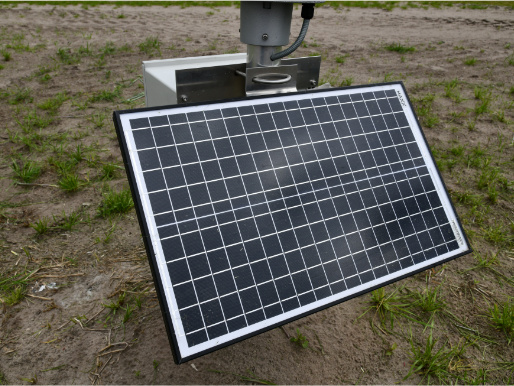 Zbliżenie na panel słoneczny, który jest elementem stacji meteorologicznej.