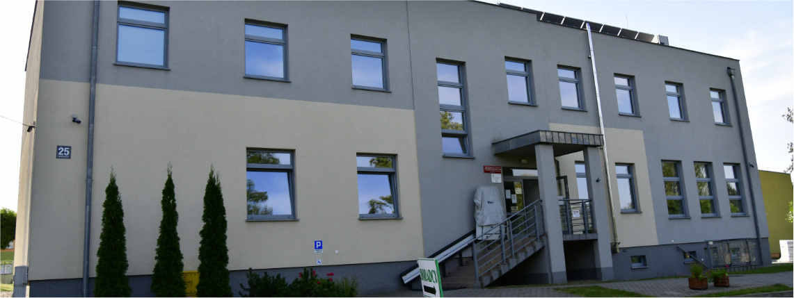Ośrodek szkoleniowo-noclegowy WODR w Marszewie Słoneczny dzień. Na zdjęciu od przodu widoczny jest szary budynek Powiatowego Zespołu Doradztwa Rolniczego w Marszewie.
