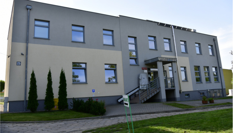 Ośrodek szkoleniowo-noclegowy WODR w Marszewie Słoneczny dzień. Na zdjęciu od przodu widoczny jest szary budynek Powiatowego Zespołu Doradztwa Rolniczego w Marszewie.