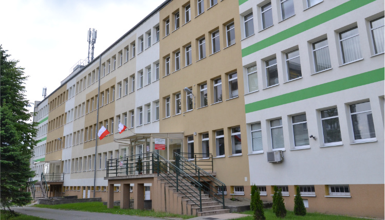 Słoneczny dzień. Na zdjęciu, od frontu, widoczna jest siedziba Wielkopolskiego Ośrodka Doradztwa Rolniczego w Poznaniu.