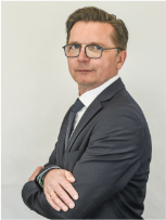 Zdjęcie portretowe Michała Zgardy.
