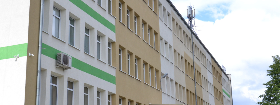Słoneczny dzień. Na zdjęciu od przodu widoczny jest budynek Wielkopolskiego Ośrodka Doradztwa Rolniczego w Poznaniu