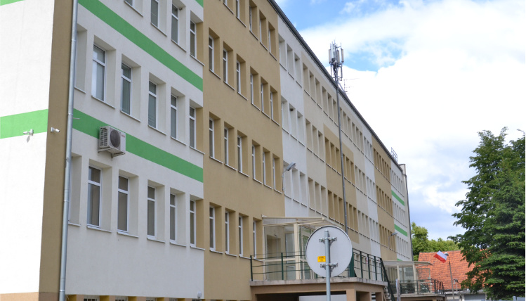 Słoneczny dzień. Na zdjęciu od przodu widoczny jest budynek Wielkopolskiego Ośrodka Doradztwa Rolniczego w Poznaniu
