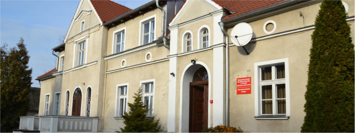 Słoneczny dzień. Na zdjęciu, od frontu, widoczna jest siedziba Powiatowego Zespołu Doradztwa Rolniczego nr 3 w Gołaszynie.