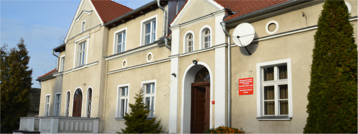 Siedziba Powiatowego Zespołu Doradztwa Rolniczego nr 3 w Gołaszynie. Słoneczny dzień. Na zdjęciu, od frontu, widoczna jest siedziba Powiatowego Zespołu Doradztwa Rolniczego nr 3 w Gołaszynie.
