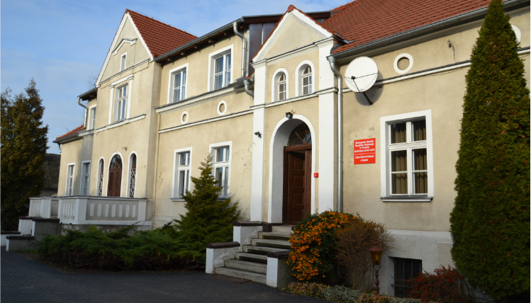 Słoneczny dzień. Na zdjęciu, od frontu, widoczna jest siedziba Powiatowego Zespołu Doradztwa Rolniczego nr 3 w Gołaszynie.