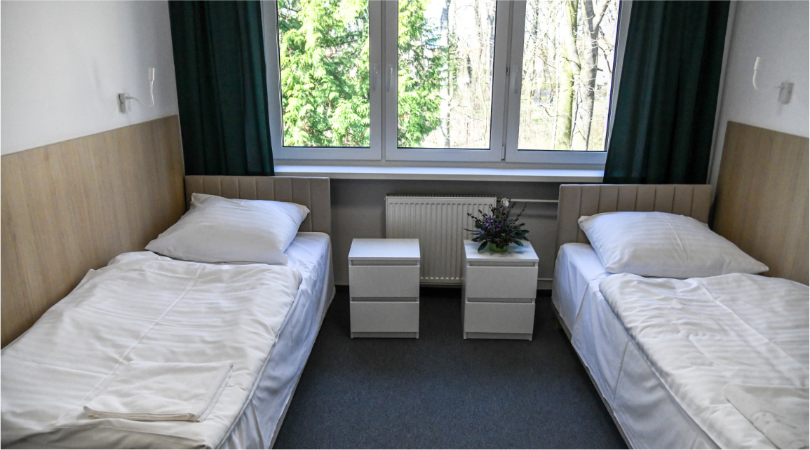Czas wolny można spędzić między innymi w hotelowym barze Wnętrze hotelowego baru. Na ścianie wisi telewizor. Przed nim stoją krzesła i stoliki. Po lewej stronie widoczny jest bar.