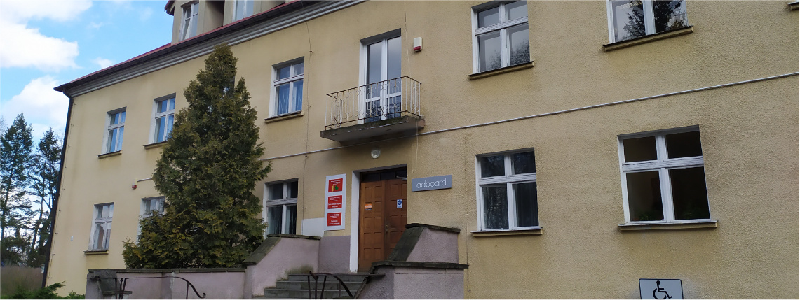 Siedziba Powiatowego Zespołu Doradztwa Rolniczego nr 2 w Sielinku Słoneczny dzień. Na zdjęciu widać od frontu budynek Powiatowego Zespołu Doradztwa Rolniczego nr 2 w Sielinku.