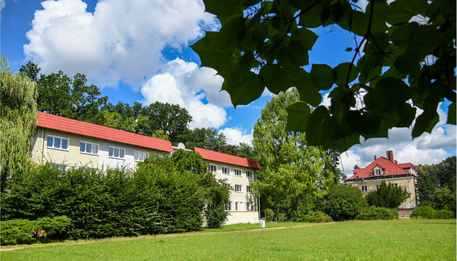 Siedziba Powiatowego Zespołu Doradztwa Rolniczego nr 2 w Sielinku Słoneczny dzień. Na zdjęciu widać od frontu budynek Powiatowego Zespołu Doradztwa Rolniczego nr 2 w Sielinku.