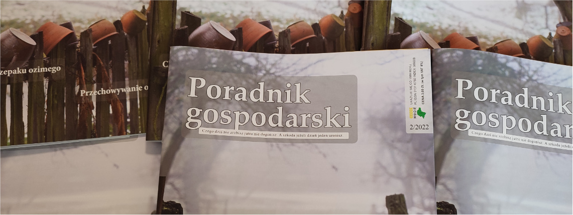 Na stole leżą lutowe numery Poradnika Gospodarskiego. Na okładce jest napis "Poradnik Gospodarski" oraz zdjęcie ukazujące gliniane garnki na drewnianym płocie.