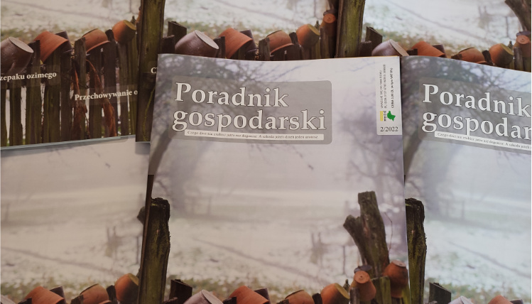 Nowy numer Poradnika Gospodarskiego jest już dostępny (zdjęcie - Norbert Kowalski) Na stole leżą lutowe numery Poradnika Gospodarskiego. Na okładce jest napis "Poradnik Gospodarski" oraz zdjęcie ukazujące gliniane garnki na drewnianym płocie.