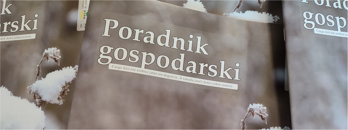 Na stole leżą styczniowe numery Poradnika Gospodarskiego. Na okładce jest napis "Poradnik Gospodarski" oraz zdjęcie ośnieżonej rośliny.