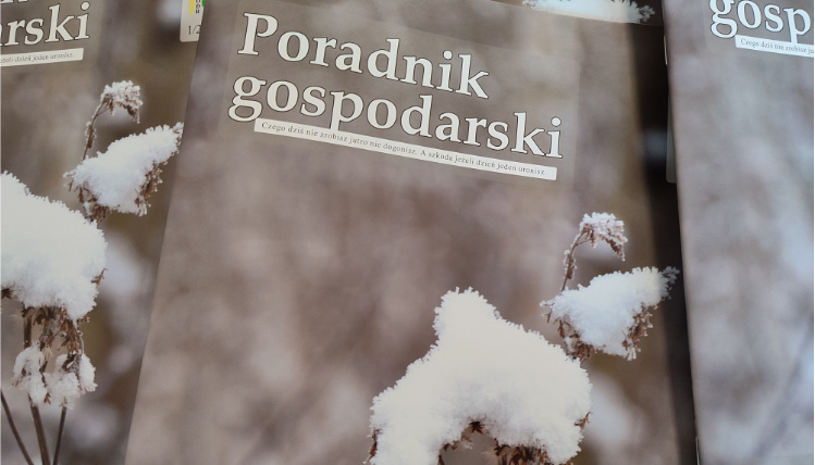 Styczniowy numer Poradnika Gospodarskiego jest już dostępny (zdjęcie - Norbert Kowalski) Na stole leżą styczniowe numery Poradnika Gospodarskiego. Na okładce jest napis "Poradnik Gospodarski" oraz zdjęcie ośnieżonej rośliny.