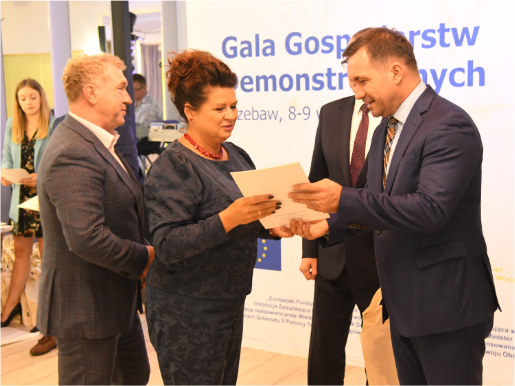 Podczas gali rolnicy odebrali pamiątkowe dyplomy i statuetki Kobieta i mężczyzna przyjmują dyplom i gratulacje od dyrektora Jacka Sommerfelda.