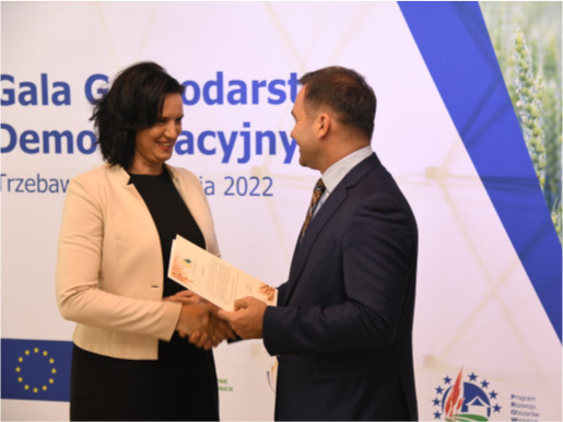 Do sieci należy między innymi Gospodarstwo Rolno-Hodowlane w Żydowie, reprezentowane przez prezes Małgorzatę Pietrzak-Sikorską Młoda kobieta odbiera dyplom z rąk dyrektora Jacka Sommerfelda