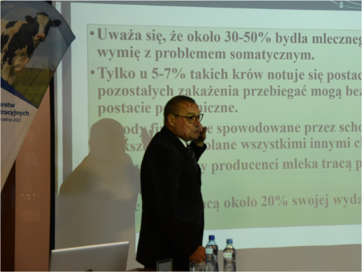 Waldemar Krzymowski opowiadał między innymi o dobrostanie krów Mężczyzna w średnim wieku, Waldemar Krzymowski, prowadzi wykład