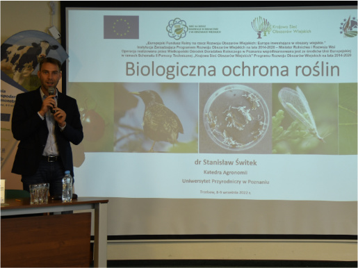 Doktor inżynier Stanisław Świtek opowiadał o biologicznych metodach ochrony roślin Młody mężczyzna, doktor Stanisłw Świtek, prowadzi wykład