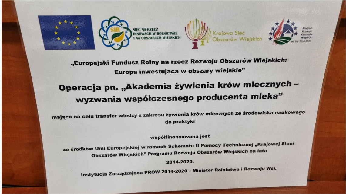 Tablica informująca o operacji współfinansowanej z funduszy unijnych. Na górze znajdują się logotypy Unii Europejskiej, Sieci na rzecz innowacji w rolnictwie i na obszarach wiejskich, Krajowej Sieci Obszarów Wiejskich i Programu Rozwoju Obszarów Wiejskich.