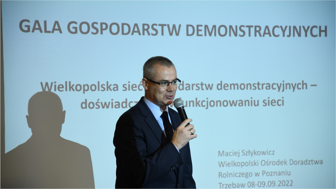 Zbliżenie na wicedyrektora WODR Macieja Szłykowicza, który przemawia przez mikrofon.