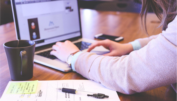 Marketing dla rolników. Podstawy teoretyczne i wskazówki dla praktyków (zdjęcie ilustracyjne - Pixabay.com) Zdjęcie ilustracyjne przedstawiające kobiece dłonie na klawiaturze laptopa. Obok, na stole, stoi kawa oraz leżą notatki.