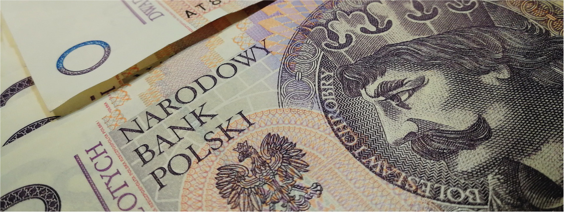 Zdjęcie ilustracyjne przedstawiające widoczne z góry banknoty o nominałach 20 złotych.