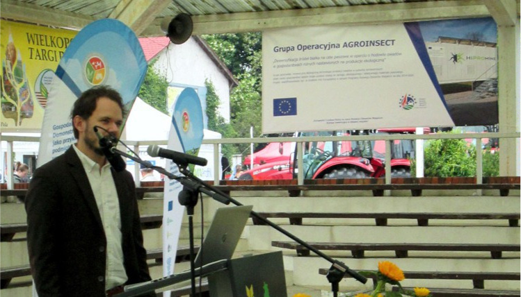 Wielkopolskie Targi Rolnicze w Sielinku organizowane przez Wielkopolski Ośrodek Doradztwa Rolniczego w Poznaniu były doskonałą okazją do zaprezentowania nowej technologii opracowanej przez HiProMine Wnętrze hali. Młody mężczyzna, Krzysztof Dudek, z firmy HiProMine prezentuje na Wielkopolskich Targach Rolniczych w Sielinku projekt grupy AgroInsect.