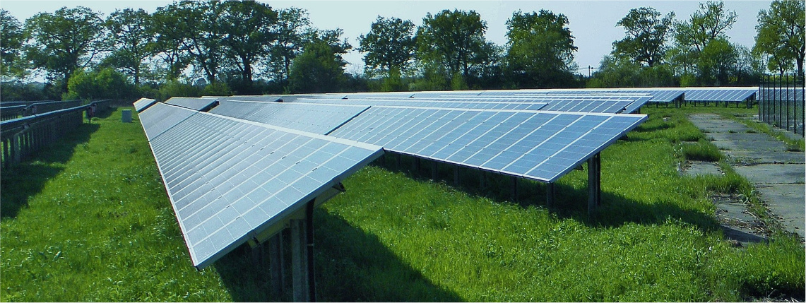 Panele fotowoltaiczne są popularnym rodzajem odnawialnych źródeł energii (zdjęcie: Pixabay) Na trawie stoją panele fotowoltaiczne skierowane do słońca.