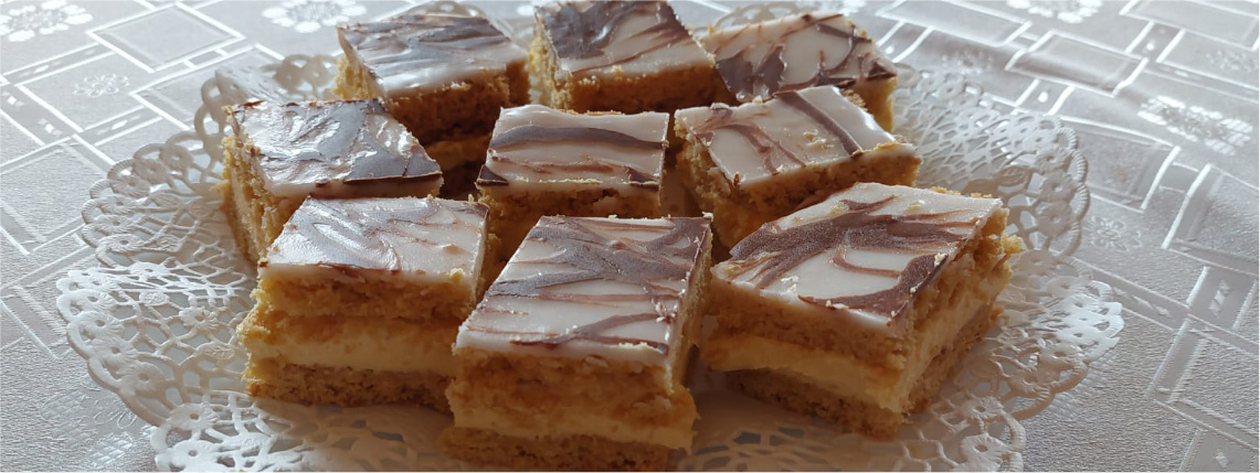 Mazurek to tradycyjne ciasto na Wielkanoc (zdjęcie: Monika Szczepaniak) Na talerzu, na białej serwetce leżą pokrojone kawałki mazurka wielkanocnego oblanego lukrem i czekoladą.