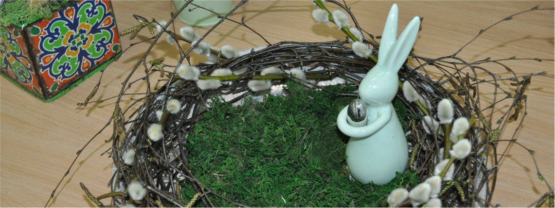 Panie z Koła Gospodyń Wiejskich w Kowalewie świętowały razem Wielkanoc Okrągły stroik wielkanocny zrobiony z trawy, gałązek bazi oraz porcelanowego zajączka.