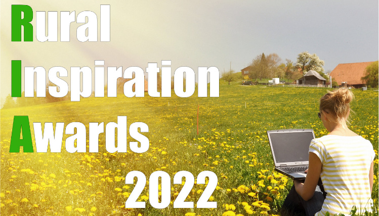 Na łące siedzi kobieta odwrócona plecami i trzyma laptopa. Po prawej stronie zdjęcia znajdują się duży napis Rural Inspiration Awards 2022.