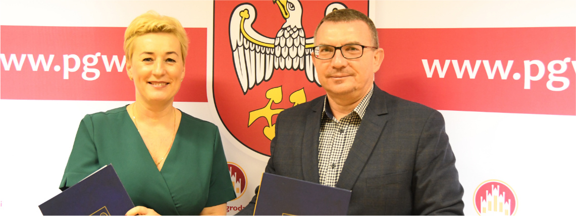 W ramach współpracy, podczas Krajowych Dni Pola pojawi się stoisko powiatu grodziskiego Wicedyrektor Alicja Stachowiak oraz starosta Mariusz Zgaiński stoją z podpisanymi listami intencyjnymi i ściskają sobie dłonie
