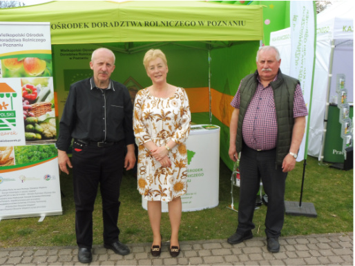 Przed namiotem Wielkopolskiego Ośrodka Doradztwa Rolniczego w Poznaniu stoi Alicja Stachowiak, drugi zastępca dyrektora WODR oraz doradcy z Powiatowego Ośrodka Doradztwa Rolniczego w Pile.