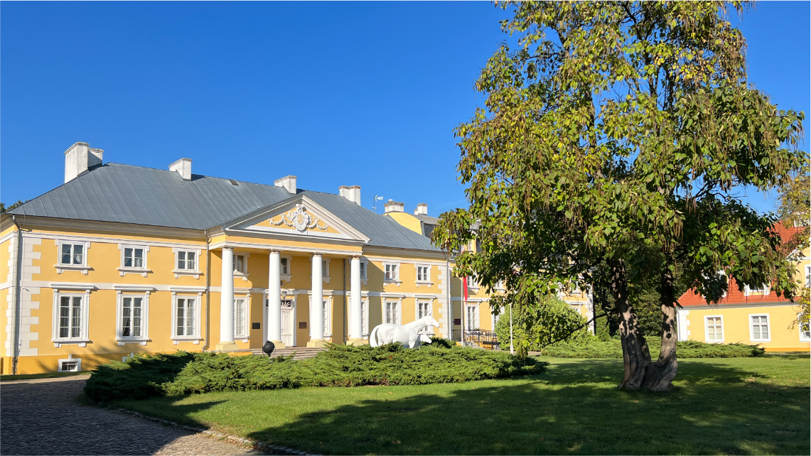 Racot, nie tylko stadnina Zdjecie 1: Pomnik koni przed pałacem