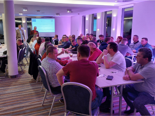- WODR Sala konferencyjna. Przy stole siedzą ludzie, w tle widać ekran multimedialny.